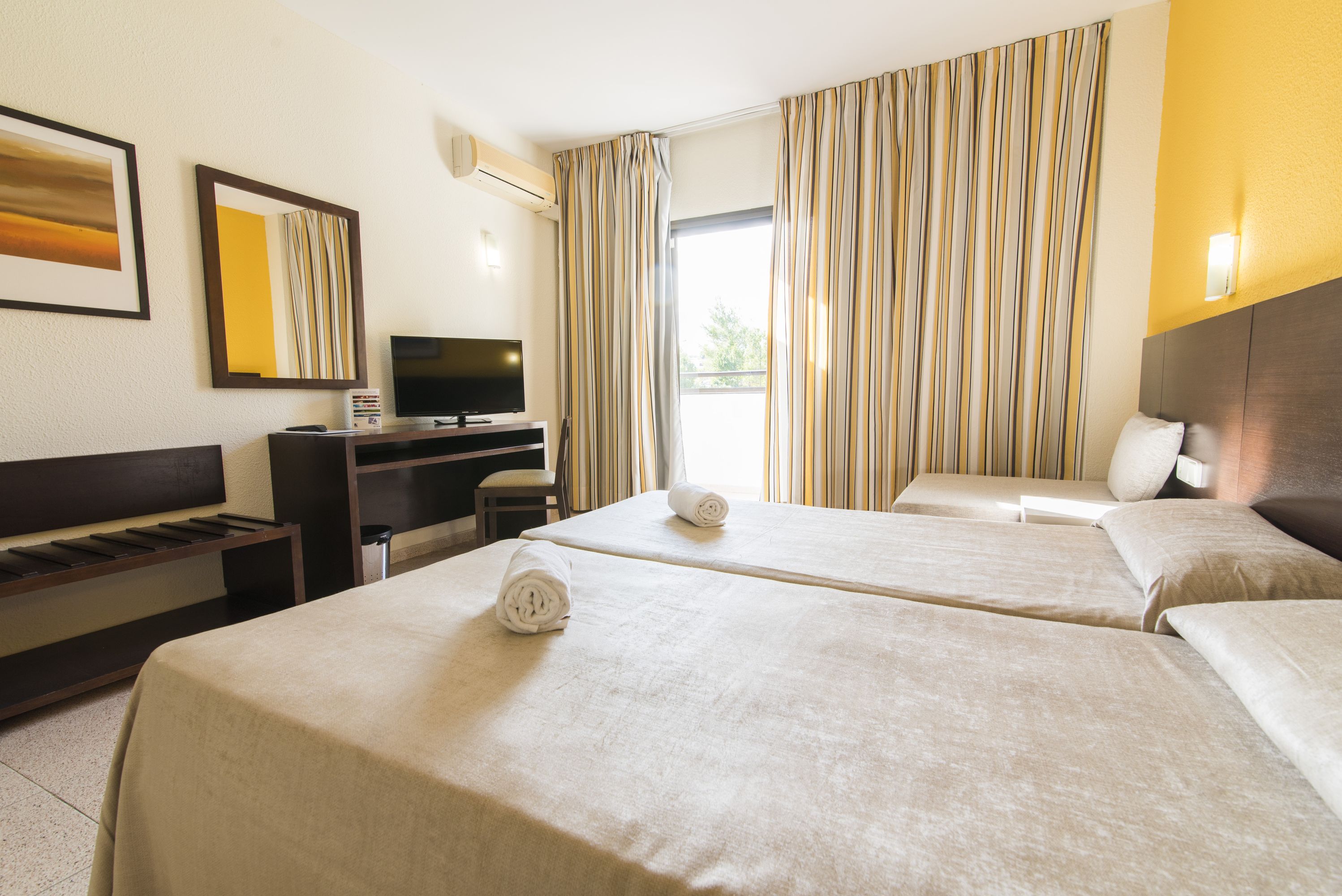 Hôtel AzuLine Mar Amantis & II 3*, Séjour Espagne & ses îles, Baléares, Ibiza par Ôvoyages Hôtel AzuLine Mar Amantis & II 3*, Séjour Espagne & ses îles, Baléares, Ibiza par Ôvoyages
