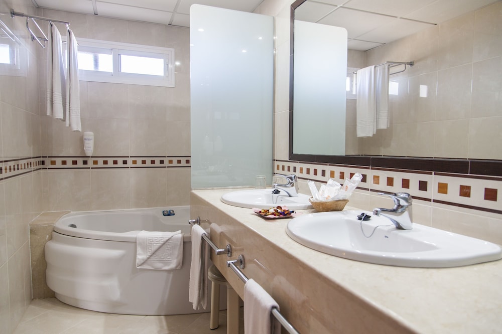 Hôtel Fergus Puerto De La Cruz 4*, Séjour Espagne & ses îles, Canaries, Tenerife par Ôvoyages Hôtel Fergus Puerto De La Cruz 4*, Séjour Espagne & ses îles, Canaries, Tenerife par Ôvoyages