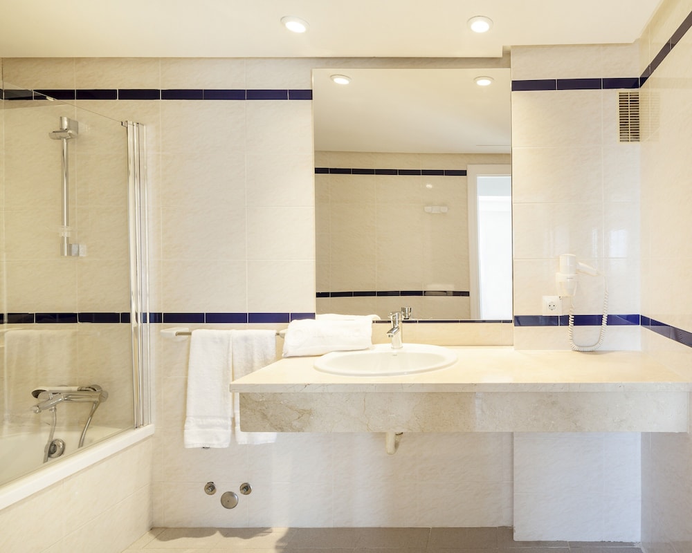 Hôtel ILUNION Menorca 3*, Séjour Espagne & ses îles, Baléares, Minorque par Ôvoyages Hôtel ILUNION Menorca 3*, Séjour Espagne & ses îles, Baléares, Minorque par Ôvoyages