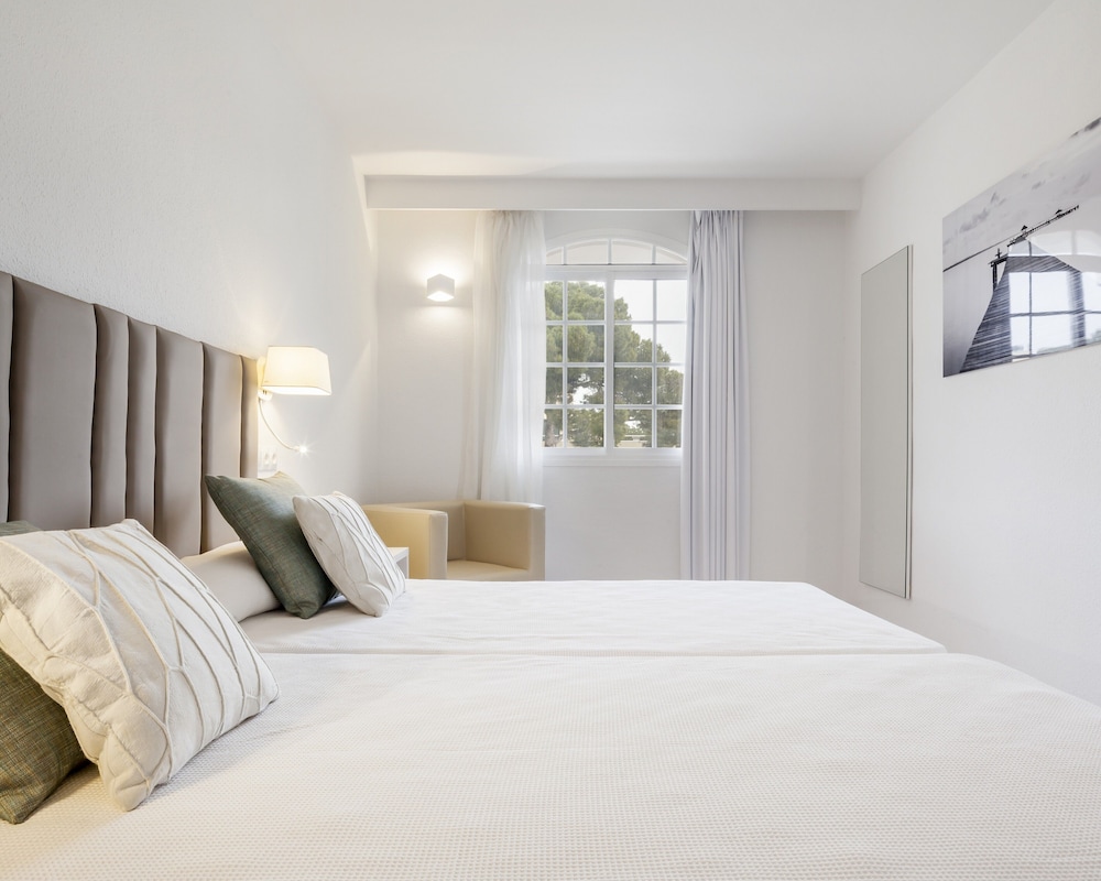Hôtel ILUNION Menorca 3*, Séjour Espagne & ses îles, Baléares, Minorque par Ôvoyages Hôtel ILUNION Menorca 3*, Séjour Espagne & ses îles, Baléares, Minorque par Ôvoyages
