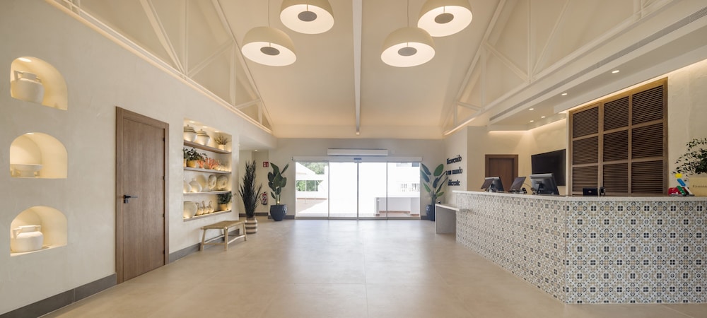 Hôtel ILUNION Menorca 3*, Séjour Espagne & ses îles, Baléares, Minorque par Ôvoyages Hôtel ILUNION Menorca 3*, Séjour Espagne & ses îles, Baléares, Minorque par Ôvoyages