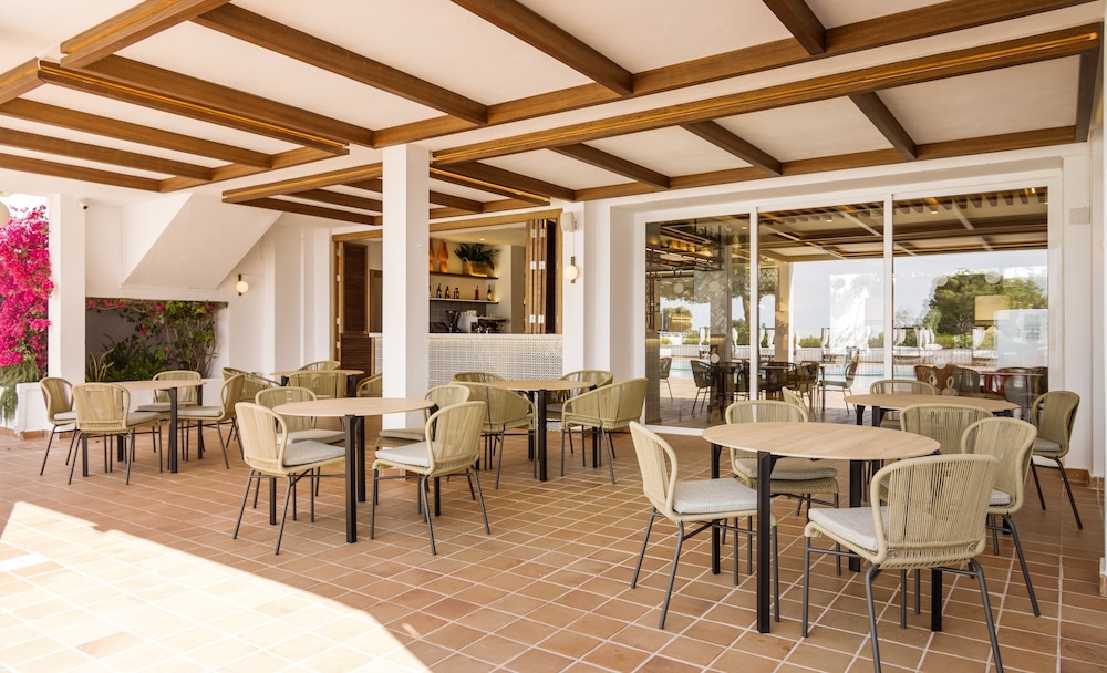 Hôtel ILUNION Menorca 3*, Séjour Espagne & ses îles, Baléares, Minorque par Ôvoyages Hôtel ILUNION Menorca 3*, Séjour Espagne & ses îles, Baléares, Minorque par Ôvoyages