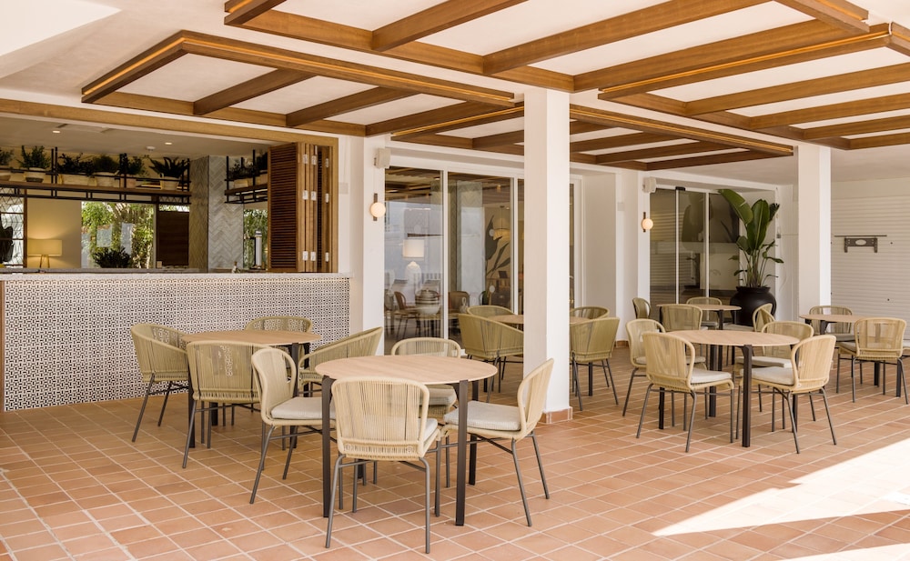 Hôtel ILUNION Menorca 3*, Séjour Espagne & ses îles, Baléares, Minorque par Ôvoyages Hôtel ILUNION Menorca 3*, Séjour Espagne & ses îles, Baléares, Minorque par Ôvoyages
